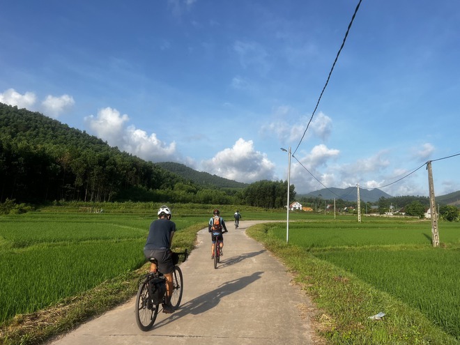Đưa con trai đạp xe xuyên khắp Việt Nam, Giáo sư quần đùi dạy con 5 bài học quý giá - Ảnh 2.