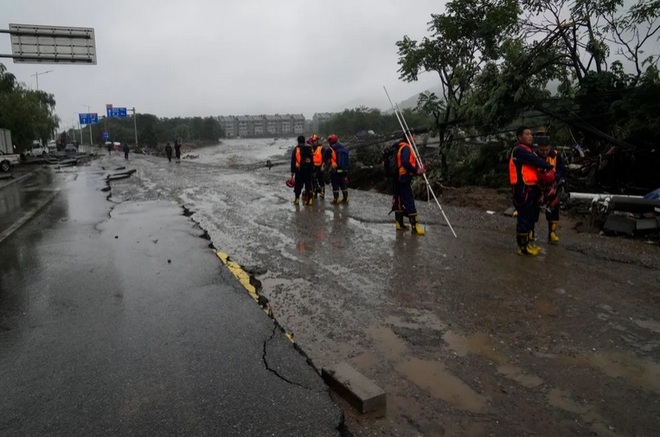 Nhiều con đường ở Bắc Kinh biến thành sông do mưa lớn sau bão Doksuri - Ảnh 6.