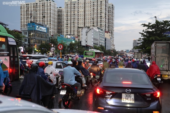 Hà Nội: Mưa như trút nước, nhiều nơi tắc cứng, tài xế chôn chân suốt 3 tiếng - Ảnh 2.