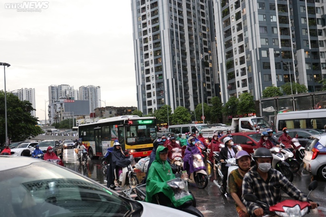 Hà Nội: Mưa như trút nước, nhiều nơi tắc cứng, tài xế chôn chân suốt 3 tiếng - Ảnh 1.