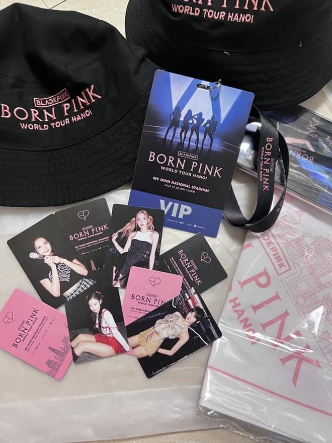 Hậu concert BLACKPINK: Ph&aacute;o giấy được thu mua 10.000 đồng/t&uacute;i, set qu&agrave; VIP rao gi&aacute; 1 - 3 triệu đồng, BLINK chi tiền kh&ocirc;ng tiếc tay - Ảnh 4.