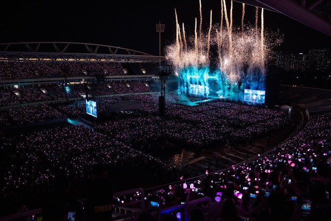 Hậu concert BLACKPINK: Ph&aacute;o giấy được thu mua 10.000 đồng/t&uacute;i, set qu&agrave; VIP rao gi&aacute; 1 - 3 triệu đồng, BLINK chi tiền kh&ocirc;ng tiếc tay - Ảnh 2.