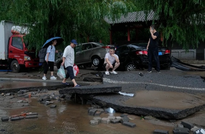 Nhiều con đường ở Bắc Kinh biến thành sông do mưa lớn sau bão Doksuri - Ảnh 5.