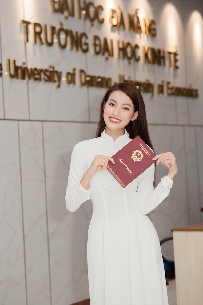 &Aacute; hậu Minh Thư rạng rỡ trong ng&agrave;y tốt nghiệp đại học - Ảnh 3.