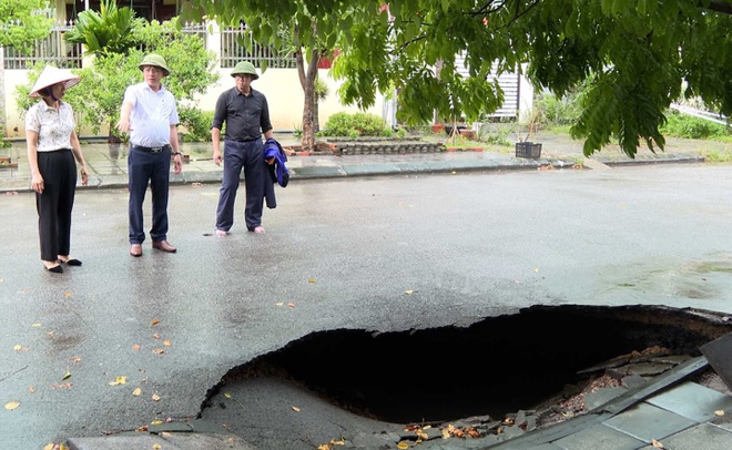 Bất ngờ xuất hiện hố tử thần tr&ecirc;n phố, Quảng Ninh khẩn cấp di dời d&acirc;n - Ảnh 1.