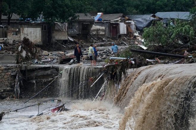 Nhiều con đường ở Bắc Kinh biến thành sông do mưa lớn sau bão Doksuri - Ảnh 4.