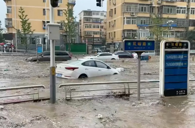 Nhiều con đường ở Bắc Kinh biến thành sông do mưa lớn sau bão Doksuri - Ảnh 3.