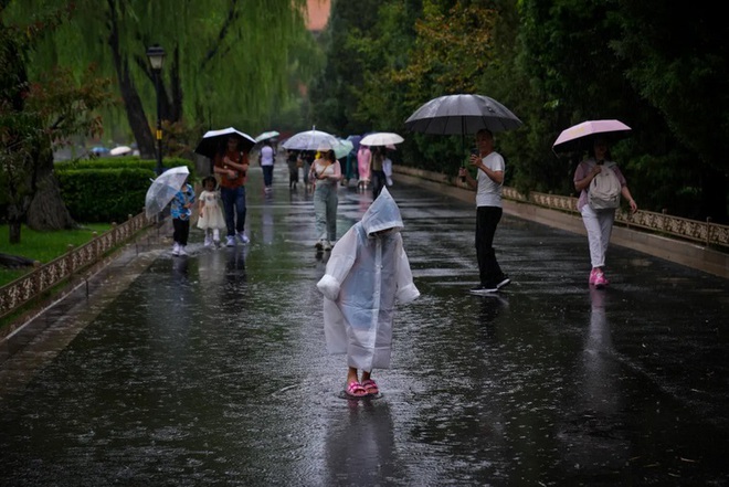 Nhiều con đường ở Bắc Kinh biến thành sông do mưa lớn sau bão Doksuri - Ảnh 2.