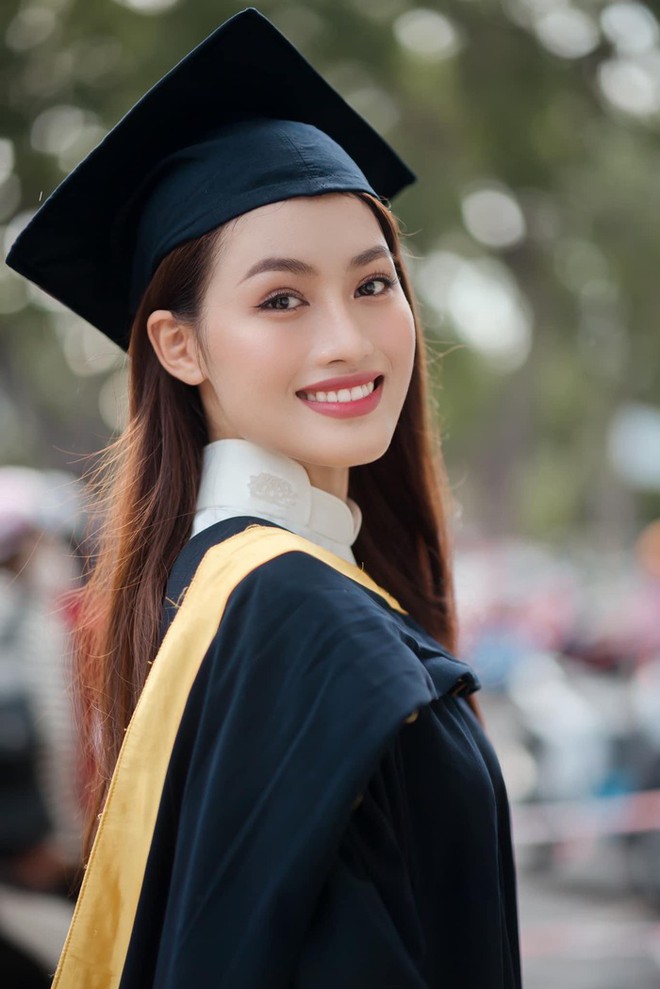 &Aacute; hậu Minh Thư rạng rỡ trong ng&agrave;y tốt nghiệp đại học - Ảnh 1.
