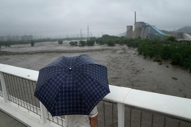 Nhiều con đường ở Bắc Kinh biến thành sông do mưa lớn sau bão Doksuri - Ảnh 1.