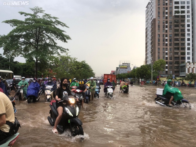 Hà Nội: Mưa như trút nước, nhiều nơi tắc cứng, tài xế chôn chân suốt 3 tiếng - Ảnh 4.