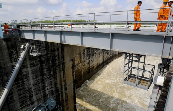 Người d&acirc;n hiếu kỳ đứng xem hồ thủy điện lớn nhất miền Nam xả lũ - Ảnh 6.