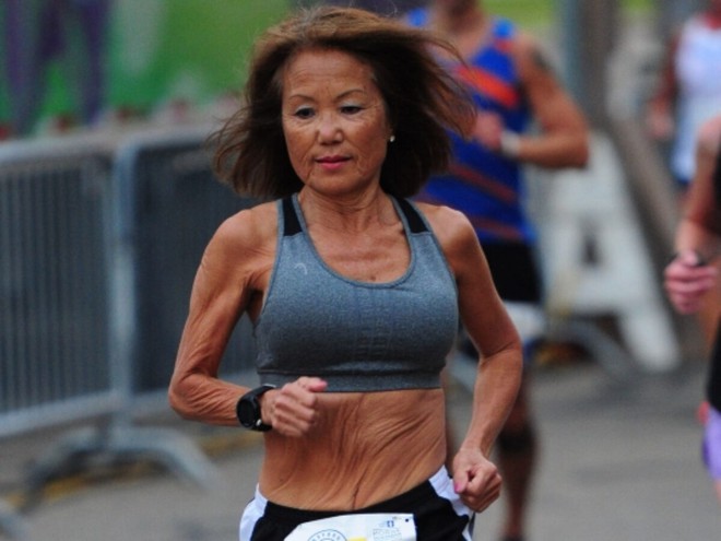 Bí quyết khoẻ mạnh của cụ bà 75 tuổi chạy 15km/ngày - Ảnh 1.