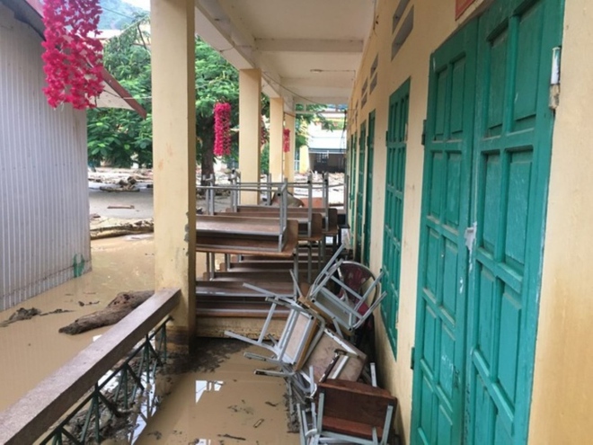 Trường học tan hoang, bàn ghế, sách vở ngập trong bùn đất sau lũ - Ảnh 6.