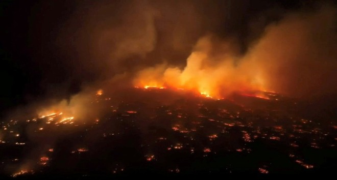 Chùm ảnh biển lửa tại thiên đường Hawaii: 270 tòa nhà bị thiêu rụi, khung cảnh như tận thế bao trùm cả hòn đảo - Ảnh 1.
