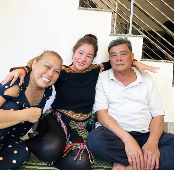 Cuộc sống l&agrave;m rẫy, nu&ocirc;i heo của Siu Black c&ugrave;ng chồng cũ trước khi t&aacute;i h&ocirc;n - Ảnh 2.
