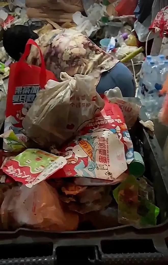 Cảnh sống ăn l&ocirc;ng ở lỗ của c&ocirc; g&aacute;i trong căn hộ thối hoắc, r&aacute;c chất l&ecirc;n tận cửa sổ - Ảnh 2.