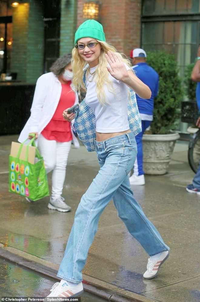 Gigi Hadid xuất hiện giản dị sau bê bối…