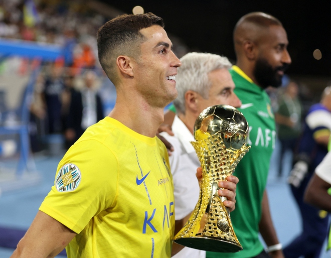 Ronaldo phấn khích khi vô địch Arab Club Champions Cup - Ảnh 1.