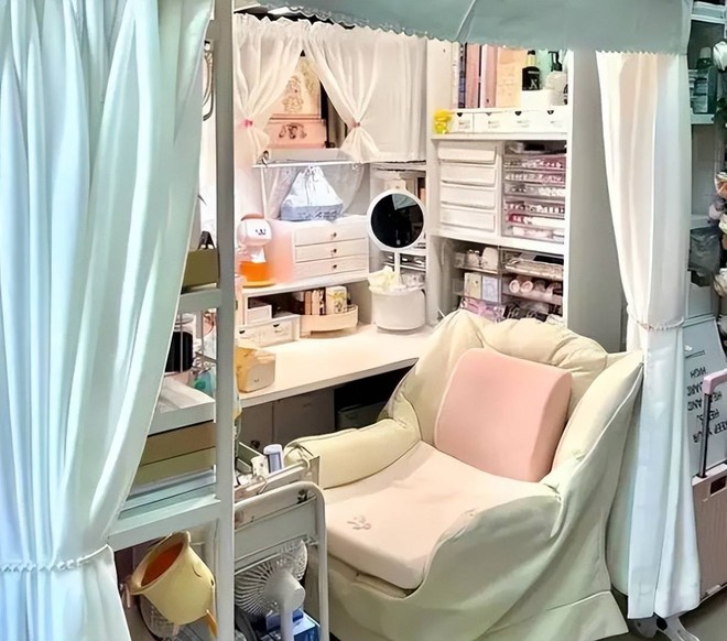 Nữ sinh đại học khoe góc học tập ở ký t…