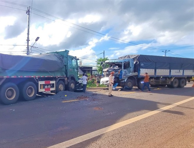 Xe tải t&ocirc;ng 2 lần khiến &ocirc;t&ocirc; của CLB HAGL gặp nạn, 3 người tử vong - Ảnh 2.