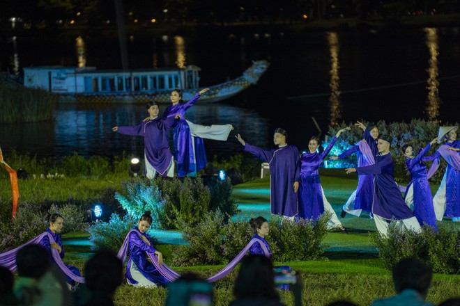 Ấn tượng Lễ hội &Aacute;o d&agrave;i Huế Chuyện kể từ d&ograve;ng s&ocirc;ng - Ảnh 4.