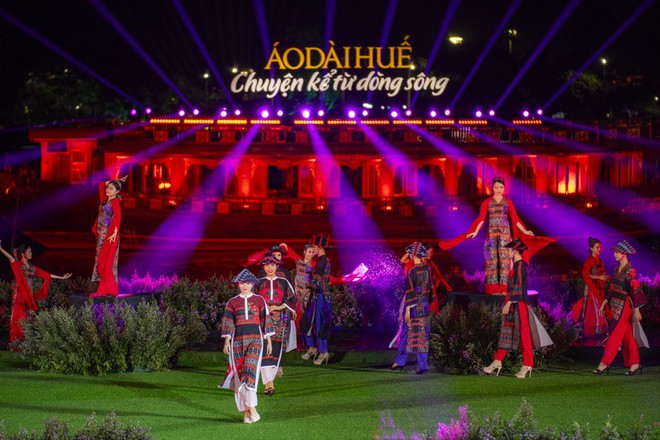 Ấn tượng Lễ hội &Aacute;o d&agrave;i Huế Chuyện kể từ d&ograve;ng s&ocirc;ng - Ảnh 1.