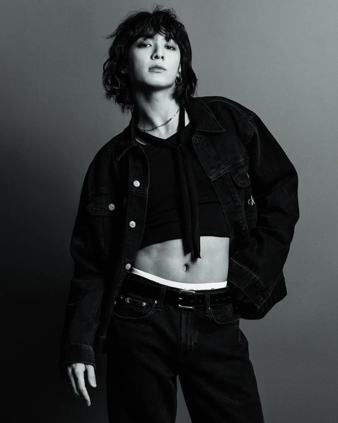 Jennie hóa “chị đại”, Jungkook diện crop top khoe cơ bụng siêu hot trong campagin mới của Calvin Klein - Ảnh 3.