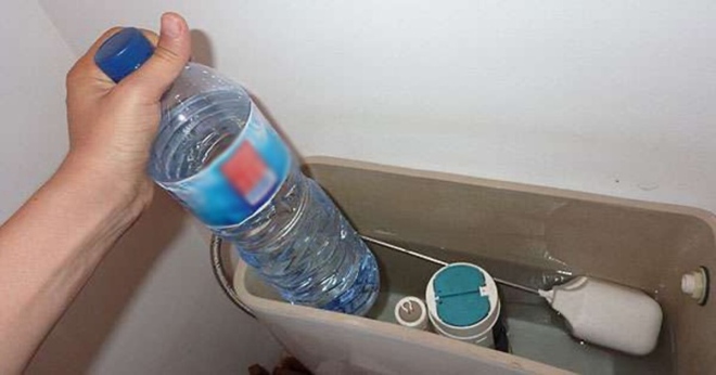 Tác dụng khi đặt chai nhựa vào bể chứa nước của bồn cầu - Ảnh 1.