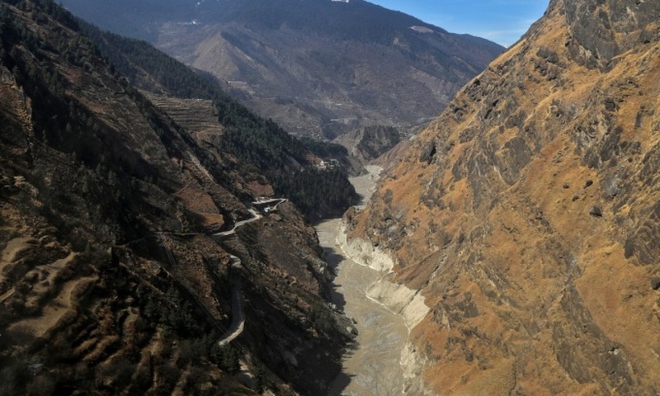 Mưa lớn gây sạt lở đất ở dãy Himalaya thuộc Ấn Độ làm ít nhất 41 người chết - Ảnh 1.