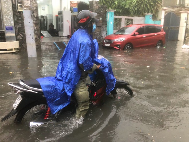 Nhiều tuyến đường TPHCM hóa sông sau mưa lớn, người dân vật vã chạy ngập - Ảnh 5.