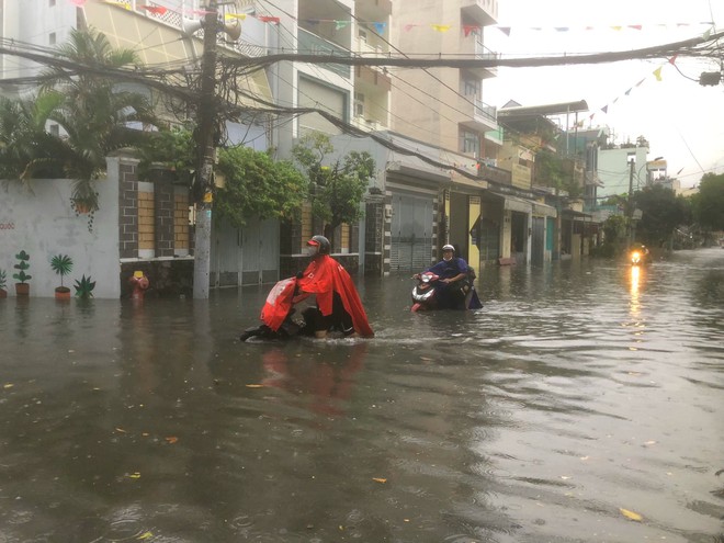 Nhiều tuyến đường TPHCM hóa sông sau mưa lớn, người dân vật vã chạy ngập - Ảnh 4.