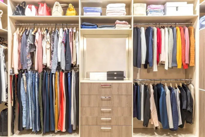8 cách sắp xếp giúp tủ quần áo gọn đẹp như nhờ chuyên gia - Ảnh 1.