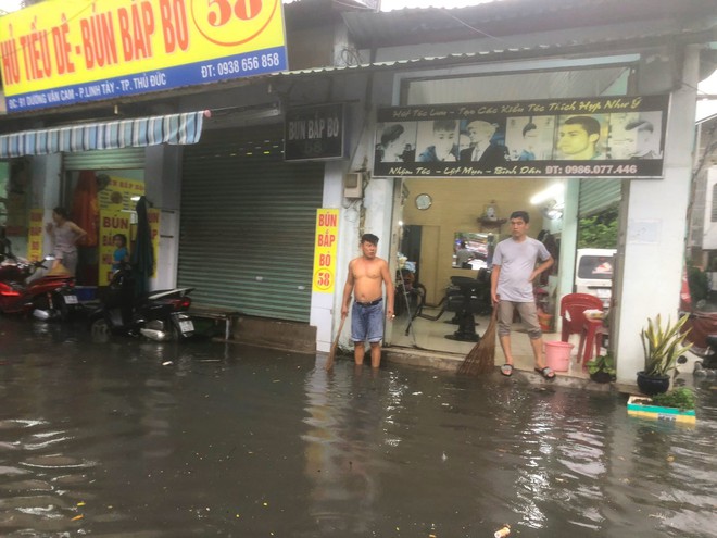 Nhiều tuyến đường TPHCM hóa sông sau mưa lớn, người dân vật vã chạy ngập - Ảnh 10.