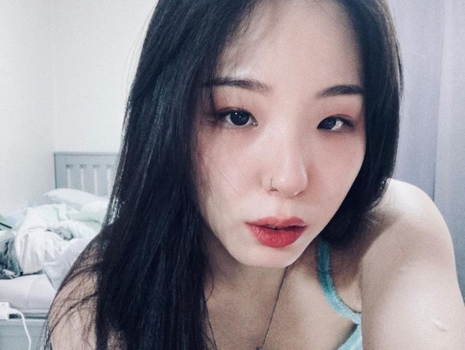 Em g&aacute;i ruột lần đầu lộ diện trong ảnh chung với Han So Hee, ai d&egrave; nhan sắc g&acirc;y tranh c&atilde;i - Ảnh 6.