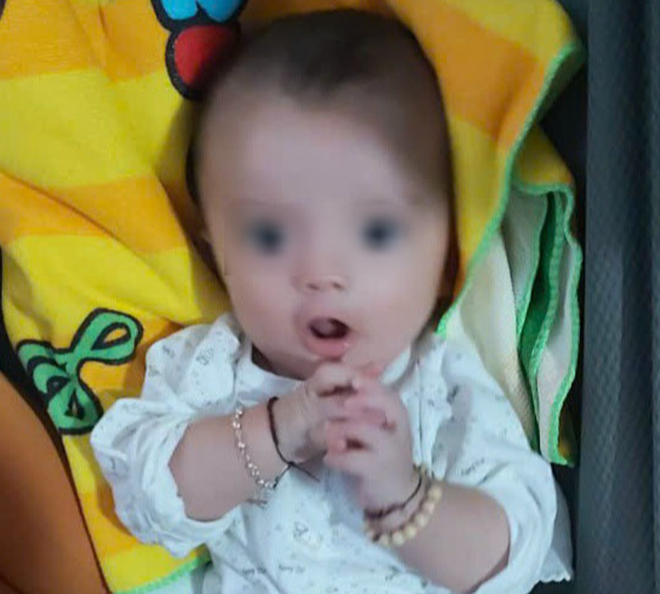 Giữa trưa, ph&aacute;t hiện ch&aacute;u b&eacute; bị bỏ rơi ven đường với 2 b&igrave;nh sữa pha sẵn - Ảnh 1.