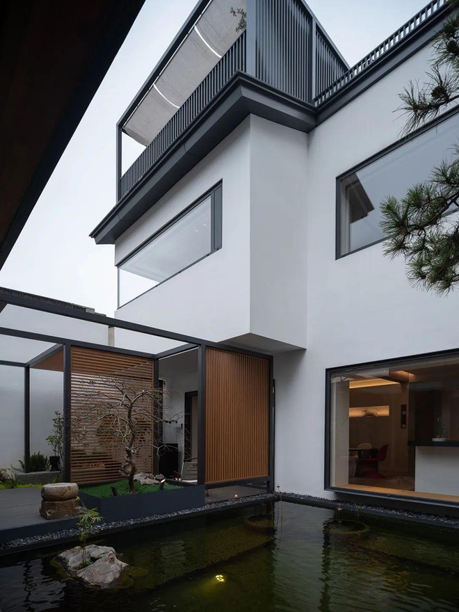 Chi hơn 20 tỷ đồng chỉ để x&acirc;y s&acirc;n vườn trong ng&ocirc;i nh&agrave; 450m2: Tưởng đắt m&agrave; th&agrave;nh quả g&acirc;y bất ngờ, quanh năm kh&ocirc;ng cần bật điều h&ograve;a  - Ảnh 1.