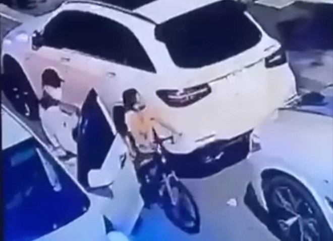 Kẻ bắt c&oacute;c b&eacute; trai nổ s&uacute;ng chống trả, bắn bị thương cảnh s&aacute;t - Ảnh 1.
