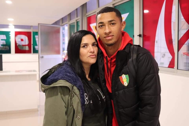 Mẹ của tiền đạo Paollo ngất xỉu khi biết tin con trai qua đời - Ảnh 1.