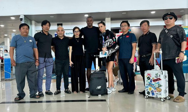 Bầu Đức ra s&acirc;n bay tiễn vợ Paollo, thi thể ngoại binh HAGL tử nạn sắp được đưa về Bồ Đ&agrave;o Nha - Ảnh 2.