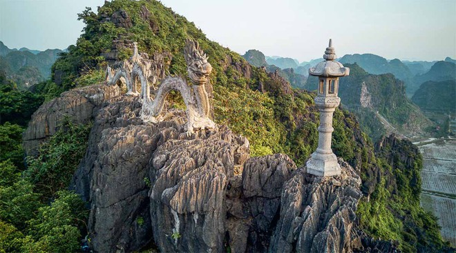 Khám phá vẻ đẹp mê hoặc của Hang Múa từ đỉnh Ngoạ Long, Ninh Bình - Ảnh 2.