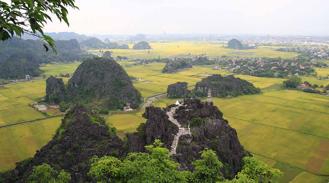 Khám phá vẻ đẹp mê hoặc của Hang Múa từ đỉnh Ngoạ Long, Ninh Bình - Ảnh 1.