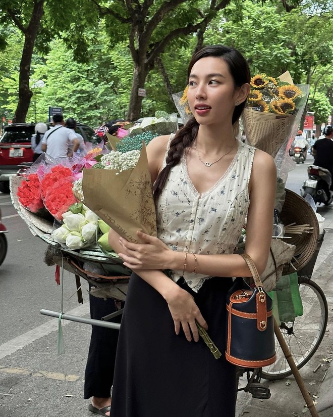 Hoa - Á hậu Việt xuống phố với loạt outfit xinh ngất, học lỏm ngay nếu bạn muốn ghi điểm mặc đẹp đầu thu - Ảnh 1.