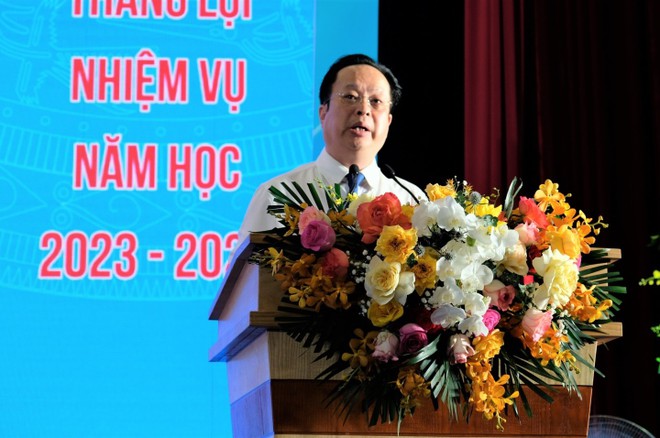 Bộ trưởng GD&ĐT y&ecirc;u cầu H&agrave; Nội kh&ocirc;ng để t&aacute;i diễn cảnh xếp h&agrave;ng nộp hồ sơ xin học - Ảnh 2.