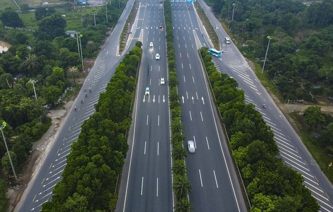 Hà Nội: Những đoàn xe đạp chạy đua với tử thần trên đường Võ Nguyên Giáp - Ảnh 4.