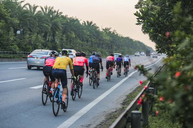 Hà Nội: Những đoàn xe đạp chạy đua với tử thần trên đường Võ Nguyên Giáp - Ảnh 2.