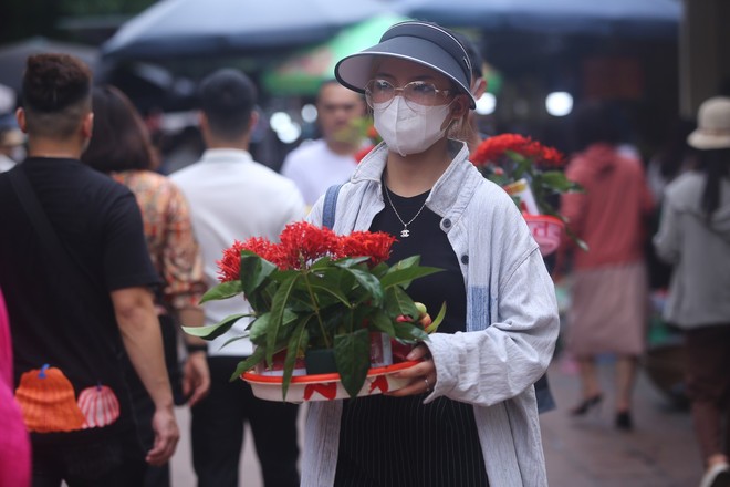 Phủ Tây Hồ đông nghẹt trong ngày đầu tiên của tháng cô hồn - Ảnh 4.