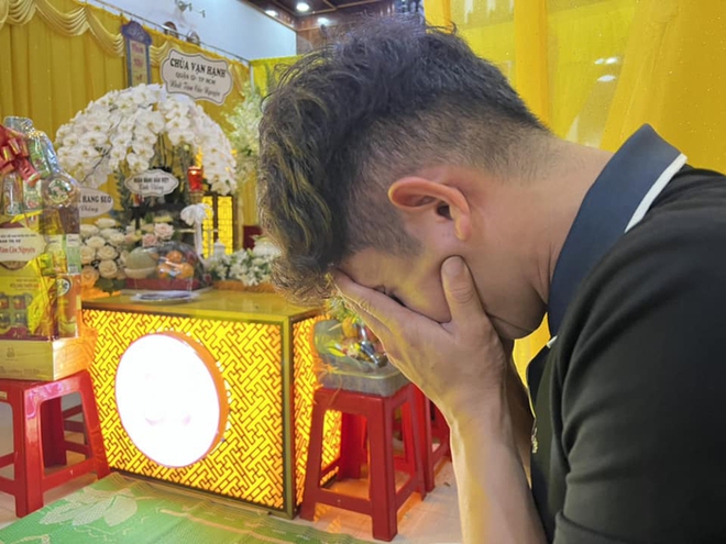 Tiền vệ Hồng Duy khóc nghẹn trước khi đưa thầy Dương Minh Ninh về nơi an nghỉ cuối cùng - Ảnh 1.