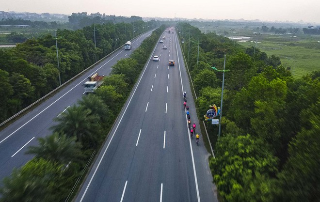 Hà Nội: Những đoàn xe đạp chạy đua với tử thần trên đường Võ Nguyên Giáp - Ảnh 12.