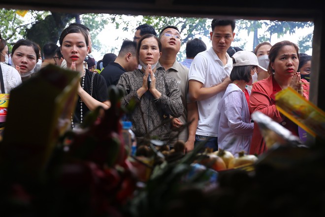 Phủ Tây Hồ đông nghẹt trong ngày đầu tiên của tháng cô hồn - Ảnh 18.